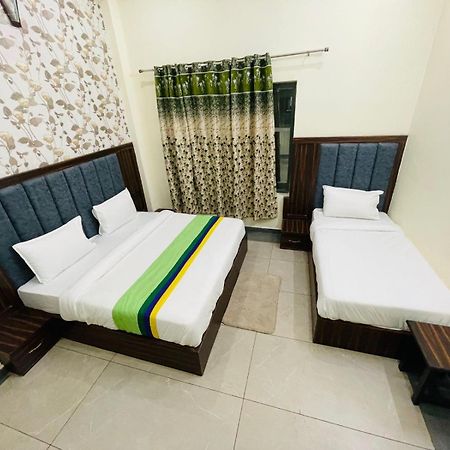 Hotel Olivia Star Taj Tajganj Bagian luar foto