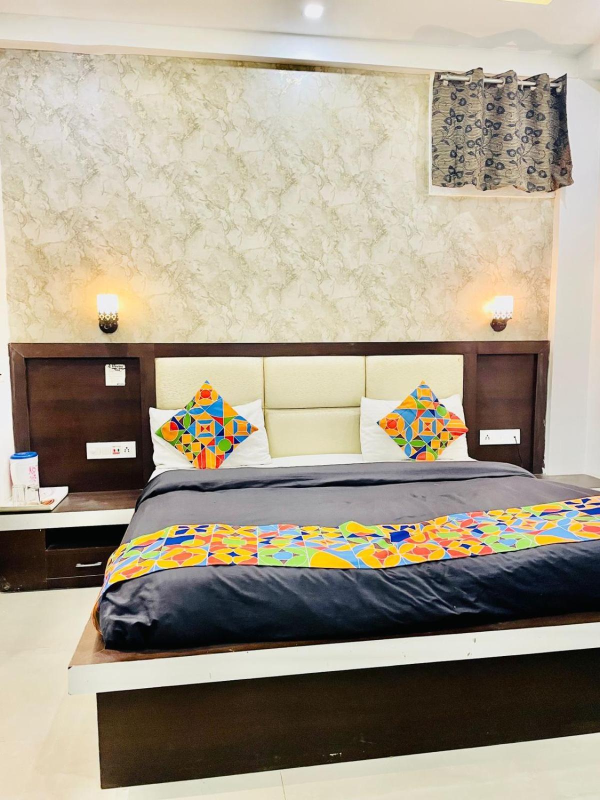 Hotel Olivia Star Taj Tajganj Bagian luar foto